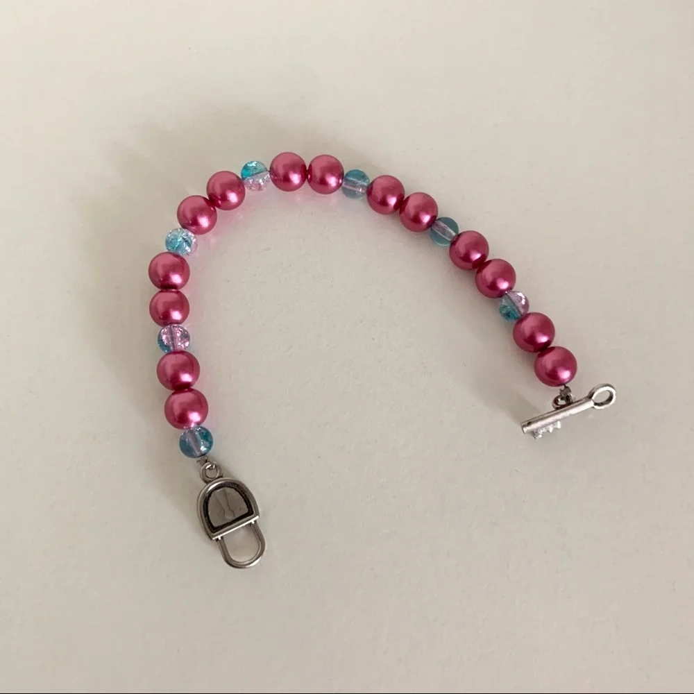 Hold Y2K pink bead bracelet